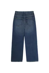 Jean de tiro alto color azul denim, corte loose con pernera ancha. Diseño clásico de cinco bolsillos con cierre de cremallera y botón metálico.