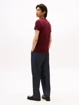 Remera de hombre Tommy Hilfiger color borgoña, de corte slim fit, cuello redondo y manga corta. Logo de la marca bordado en el pecho.