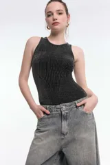 Body negro con hilos dorados y diseño geométrico.