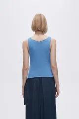 Musculosa celeste de tejido de punto con escote redondo y aberturas frontales.