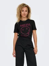 Remera negra de algodón con cuello redondo y mangas cortas. Estampado frontal con el logo de la banda Nirvana y el dibujo de la cara sonriente.
