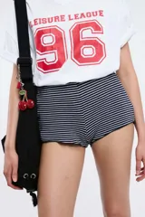 Short de tiro alto a rayas horizontales blancas y azules.