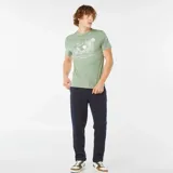 Camiseta verde de manga corta con cuello redondo y estampado blanco con la frase "Nice Trip" y un dibujo de edificios y palmeras.