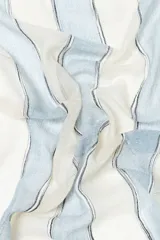 Pashmina celeste con rayas horizontales en tonos de blanco, gris y negro, con flecos en los extremos.