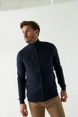 Campera tejida negra para hombre, con cuello alto y cierre frontal.