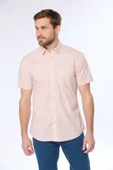 Camisa azul marino lisa de manga corta con cuello abotonado, cierre frontal con botones y bolsillo en el pecho. Confeccionada en algodón.