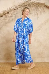 Vestido largo con estampado floral en tonos azules y blancos, cuello en V y mangas abullonadas 3/4.