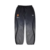 Pantalón deportivo negro con degradado a gris en la parte inferior, con logo de Supreme bordado en blanco y logo de Umbro en blanco.