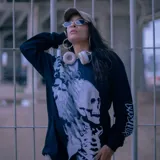 Remera negra de manga larga con estampado de calaveras y esqueletos.