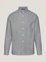 Camisa de hombre Tommy Hilfiger de corte regular, confeccionada en algodón Oxford con estampado de canasta en blanco y negro. Tiene cuello abotonado, puños redondeados con botón y logo bordado en el pecho.