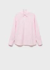 Camisa de mujer a rayas verticales rosas y blancas, de corte recto y manga larga con puños abotonados.
