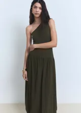 Vestido largo color verde oliva, de un solo hombro, con cierre lateral invisible y falda con volantes.