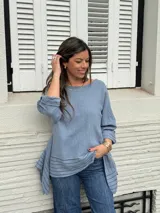 Blusa celeste de lino con corte irregular y mangas 3/4.