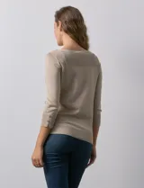 Sweater lila de tejido combinado, con cuello redondo y mangas 3/4 con detalle de botones.