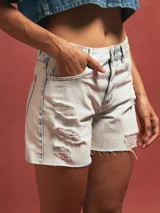 Short de jean negro con roturas y terminación desflecada.