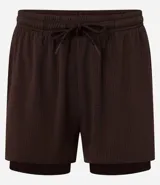 Bermuda deportiva marrón con short de compresión interno, cintura elástica con cordón ajustable y bolsillo interno para celular.