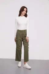 Pantalón cargo color verde militar, de calce medio y corte recto. Confeccionado en algodón, con bolsillos laterales y traseros.