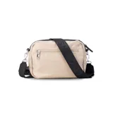 Bandolera color crudo con correa ancha negra con logo de la marca en blanco. Tiene cierre superior, bolsillo frontal con cierre vertical y bolsillo trasero.