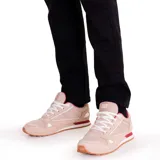 Championes Caterpillar Ventura Sport Humus, color beige con detalles en rojo y blanco. Fabricados en cuero gamuza y microfibra, con forro reciclado, plantilla de espuma EVA y suela de goma.