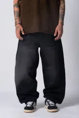 Pantalón de jean negro de corte amplio, estilo baggy.