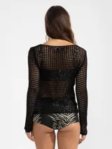 Sweater de tejido calado negro, con manga larga y cuello bote.