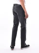 Pantalón de jean de corte recto, color azul claro.