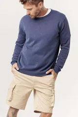 Sweater verde oliva de punto con cuello redondo y mangas largas.