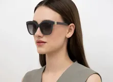 Lentes de sol polarizados color gris, con montura de acetato y diseño elegante.