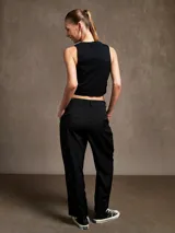 Pantalón negro de vestir con pinzas, corte holgado y tiro alto.