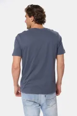 Remera celeste de manga corta con cuello redondo y bordado pequeño en el pecho. Corte clásico.