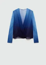 Blusa de mangas largas con cuello cruzado y diseño degradado en tonos celeste y azul.