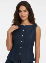 Chaleco de denim azul oscuro con cuello en V y cierre frontal con botones metálicos.