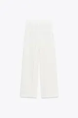 Pantalón culotte blanco de tiro alto con pinzas delanteras, bolsillos laterales y falsos bolsillos traseros.