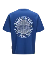 Remera azul de manga corta con cuello redondo y estampado pequeño en el pecho.