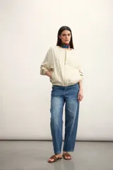 Chaqueta bomber negra con cierre frontal dorado y mangas largas con puños elásticos.