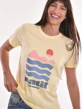 Remera blanca de algodón con estampado de cerezas rojas y texto "Mon Cheri".