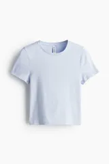 Remera celeste ajustada de punto suave, corte crop, con cuello redondo ribeteado.
