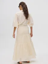 Falda larga blanca de broderie de algodón con detalle de galones con transparencias, pretina elástica con cordones ajustables y forro jacquard.