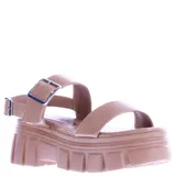Sandalias con plataforma color rosa, con dos tiras anchas sobre el empeine y hebilla de ajuste al tobillo.