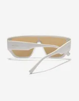 Gafas de sol unisex Hawkers modelo Metro, con montura cuadrada blanca y lentes color mostaza.