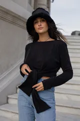 Remera beige de manga larga con cuello redondo y corte ajustado.