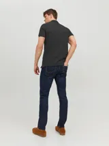 Chomba negra de piqué con cuello clásico, manga corta y calce slim fit.