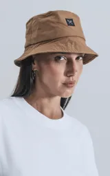 Remera blanca de manga corta, cuello redondo y calce regular con recorte en espalda, realizada en algodón premium muy suave al tacto.