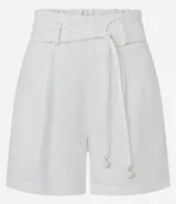 Short de cintura alta color blanco, confeccionado en viscolino, con cintura elástica en la espalda y cinturón incorporado con hebilla de media luna y tira doble para lazo.