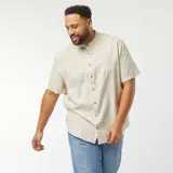 Camisa de hombre color beige, de manga corta y cuello mao.