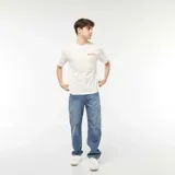 Camiseta blanca de manga corta con cuello redondo y corte oversize. Estampado pequeño con el logo de One Piece en el pecho.