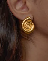 Aros tipo stud de acero quirúrgico hipoalergénico PVD, en forma de caracol.