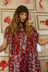 Vestido midi tejido a mano con lana merino, color rojo con detalles en celeste.