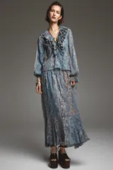 Falda larga de tiro alto con cintura ajustable con lazada y bajo con volantes. Estampado con motivos paisley en tonos celeste, azul y marrón.