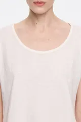 Camiseta de algodón color blanco, de corte recto, con escote redondeado pronunciado, manga corta murciélago, logo handmade y pespuntes a contraste.